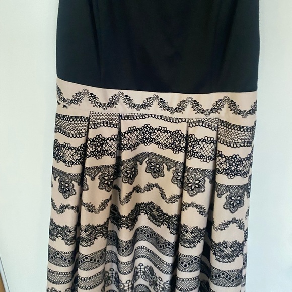 Elle ladies size 10 two-tone dress black at the top that is stretchy - Picture 3 of 5